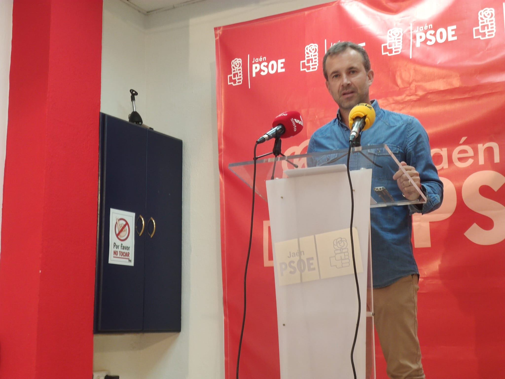 El secretario general del PSOE de Jaén capital y portavoz socialista en el Ayuntamiento, Julio Millán, durante una rueda de prensa