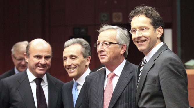 De izquierda a derecha, los ministros de Economía de España, Luis De Guindos, y de Italia, Vittorio Grilli, el presidente del Eurogrupo y primer ministro de Luxemburgo, Jean-Claude Juncker, y el candidato a sucederle al frente del Eurogrupo, el titular ho