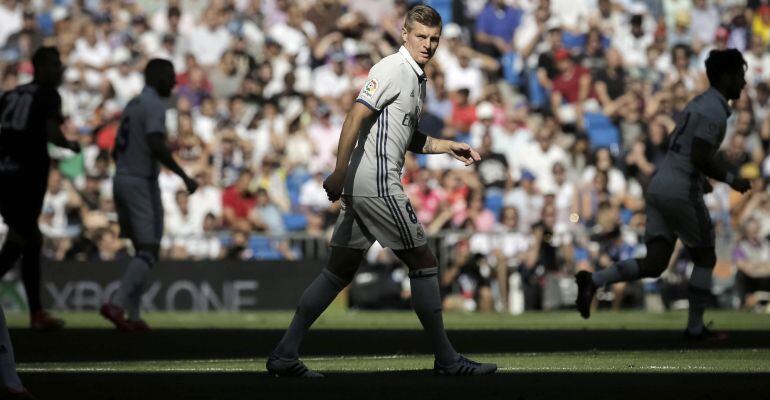 Toni Kroos mira de reojo en el Bernabéu