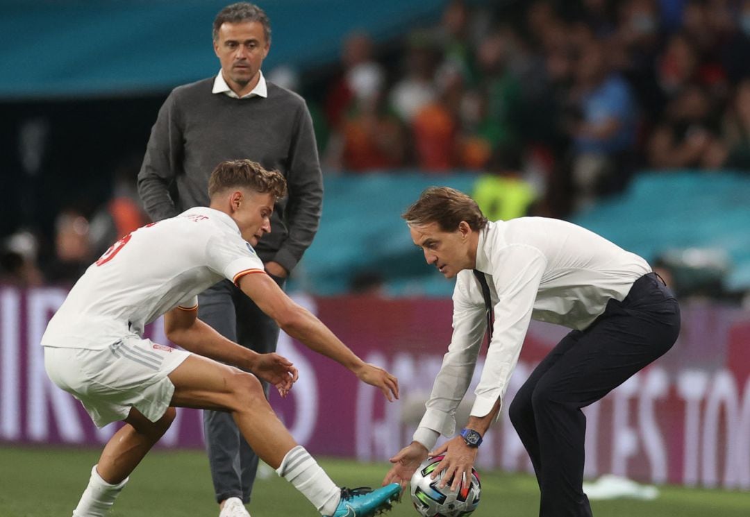 Mancini y Marcos Llorente intentan coger un balón ante la atenta mirada de Luis Enrique, durante el Italia - España