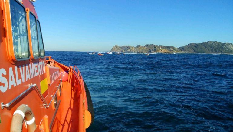 Un barco de Salvamento Marítimo busca a los dos marineros desaparecidos en una zona situada al sur de las Islas Cíes.