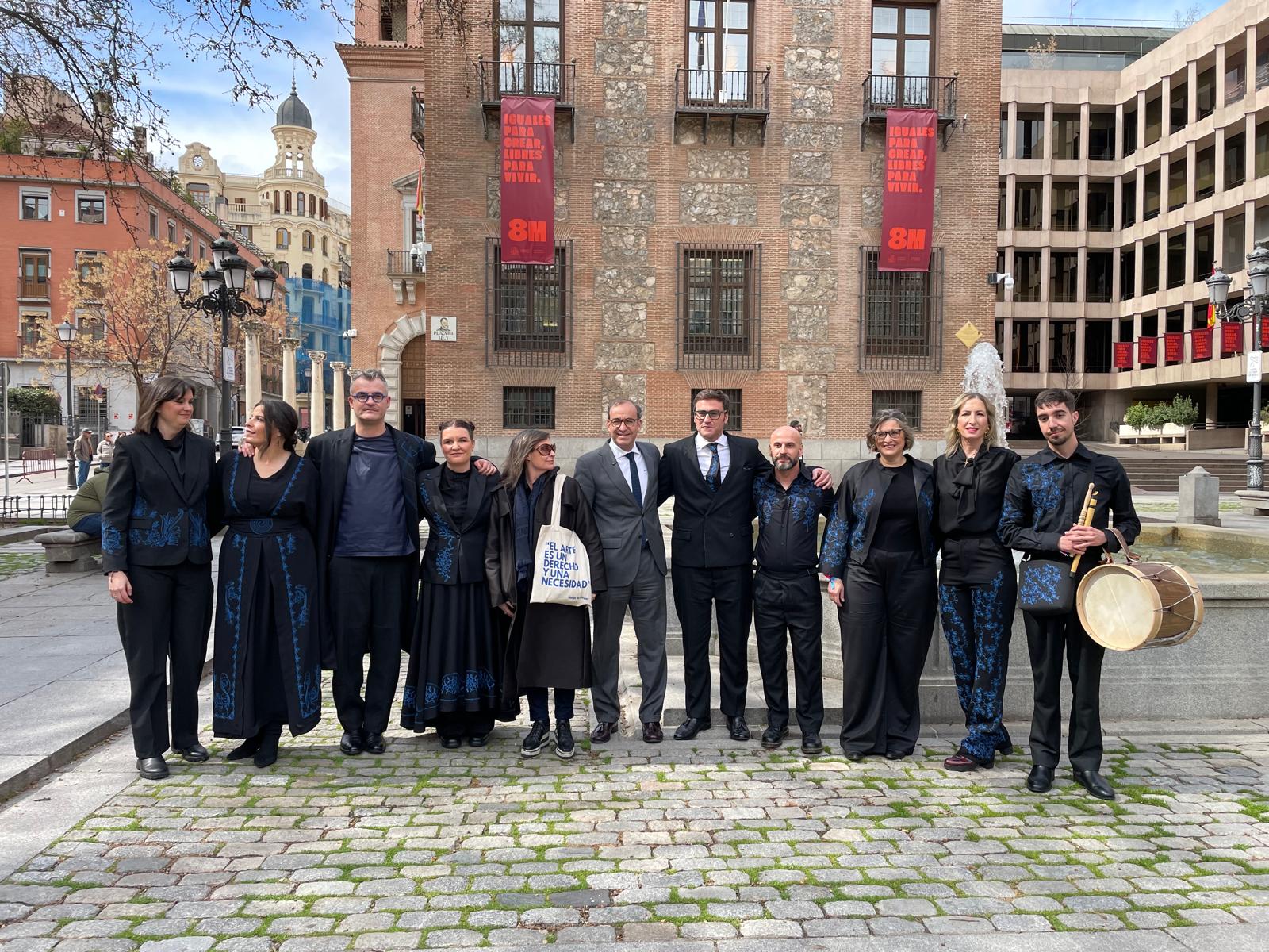 La delegación del consorcio Cáceres 2031, a las puertas del Ministerio de Cultura antes de defender la candidatura