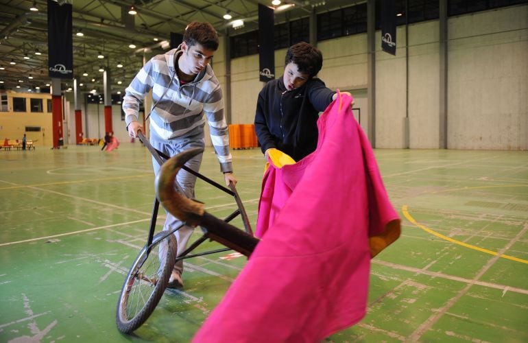Dos menores practicando en la escuela de tauromaquia de Salamanca