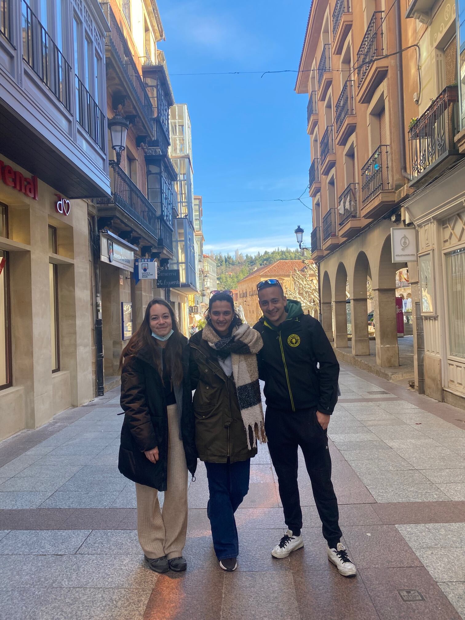 Macarena, Mónica y Marcos en el centro de Soria capital.