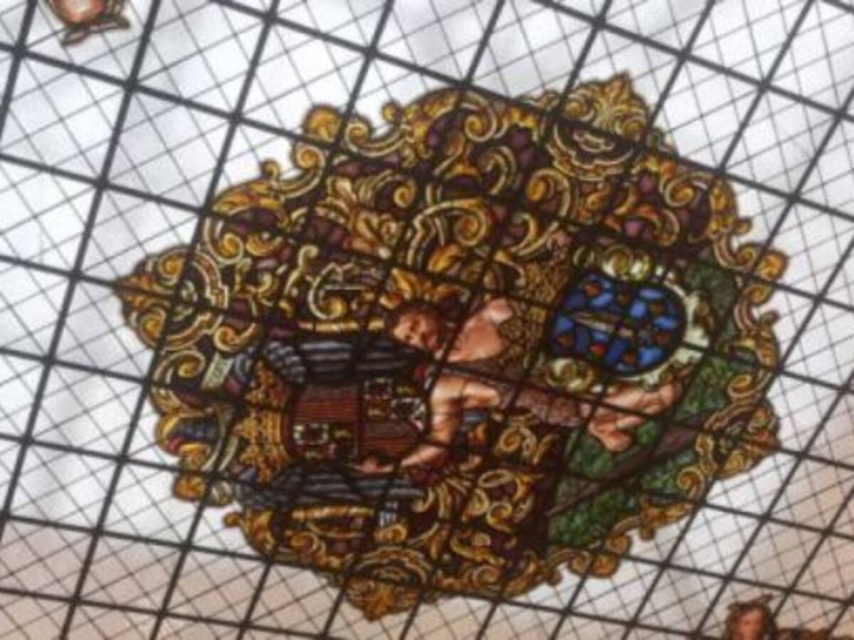 Sin el águila y el escudo franquista en la vidriera de María Pita