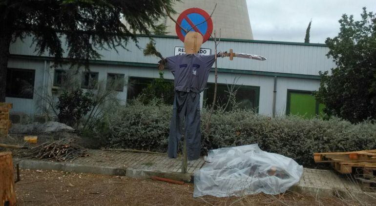 Títere improvisado que recibe a los visitantes a la entrada de Elcogas Puertollano