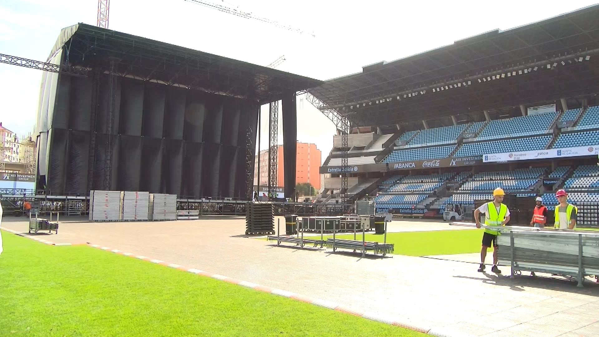 El escenario en el que tocará Muse en el campo de Balaídos casi montado al completo.