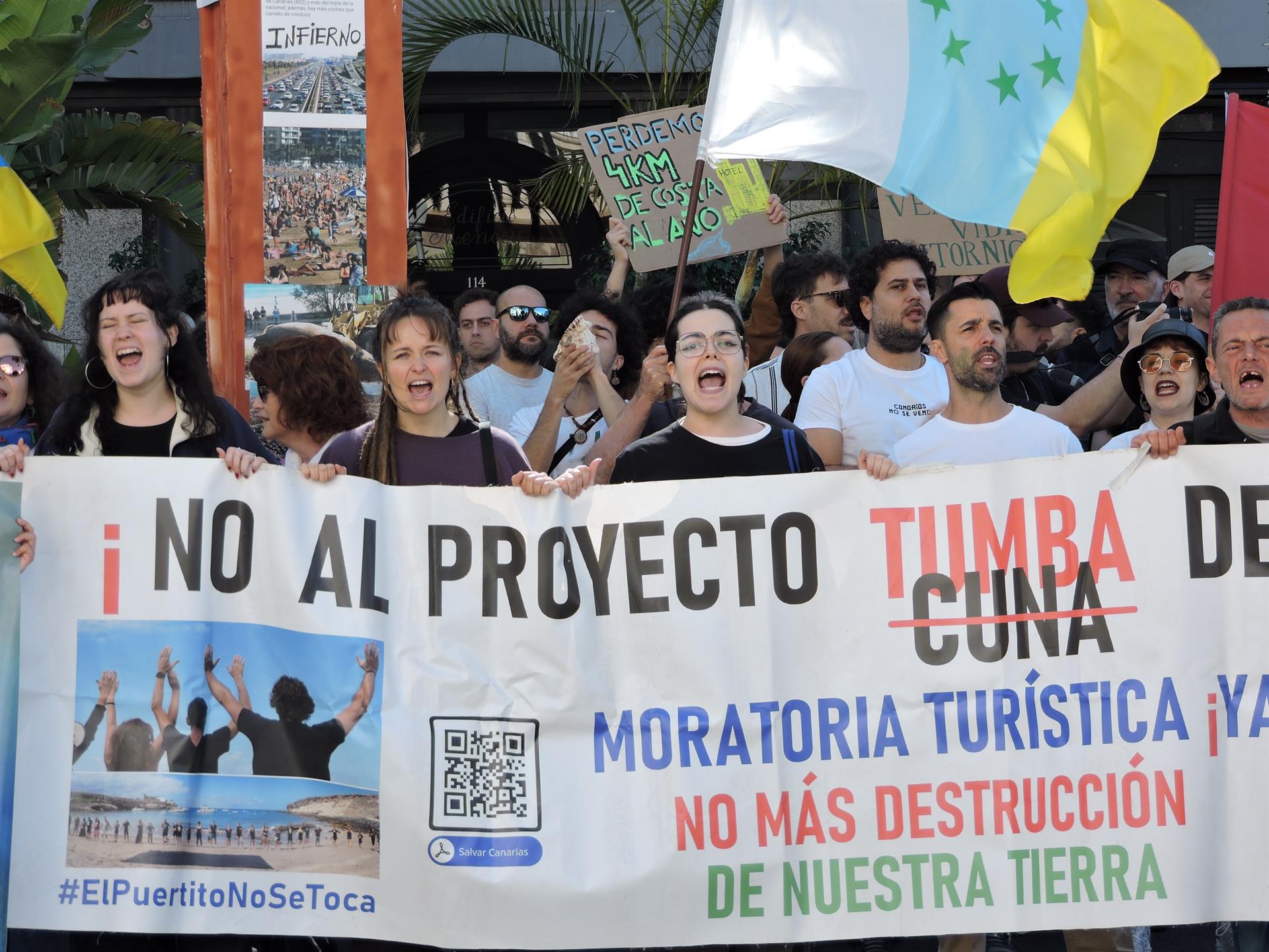 Asistentes a la protesta convocada por &#039;Canarias tiene un límite&#039; ante un congreso de industria turística en Santa Cruz de Tenerife