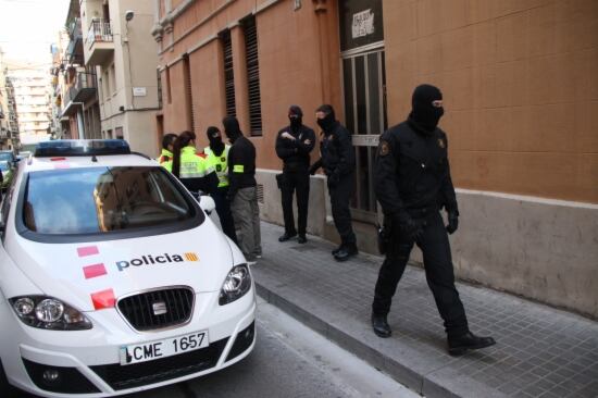 Operativo de los Mossos d&#039;Esquadra en el barrio de Sants, en Barcelona