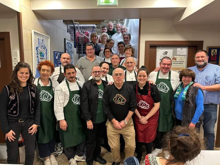 Foto de familia en la cena solidaria de Zaporeak