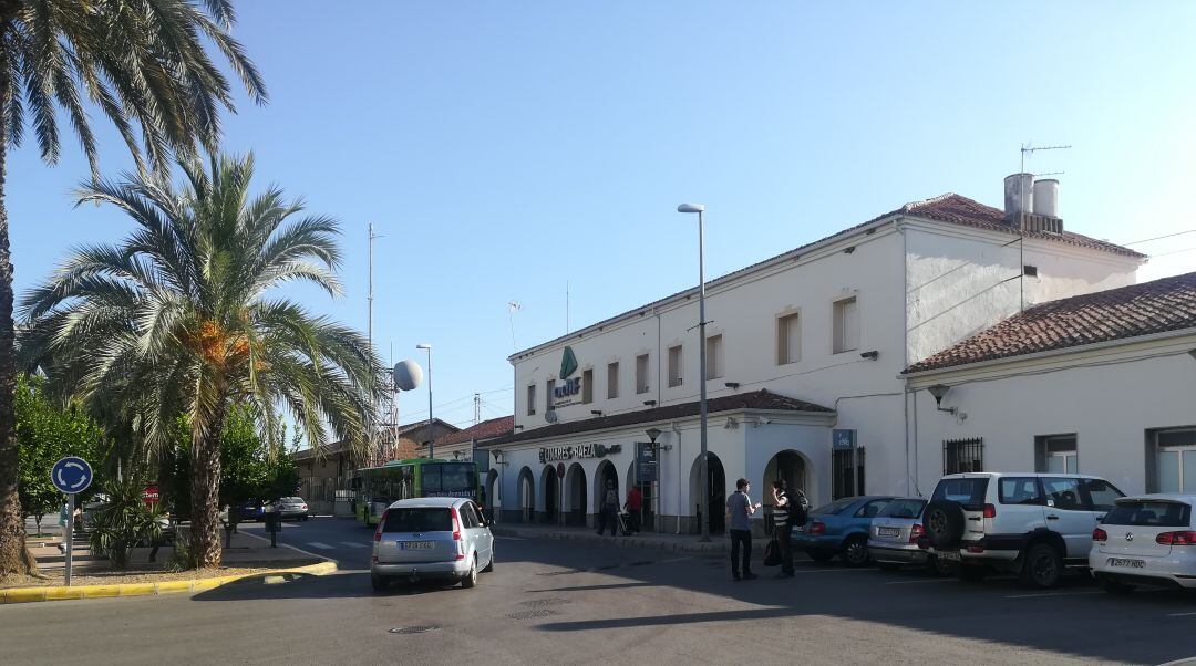 Vista del edificio principal de la Estación Linares-Baeza.