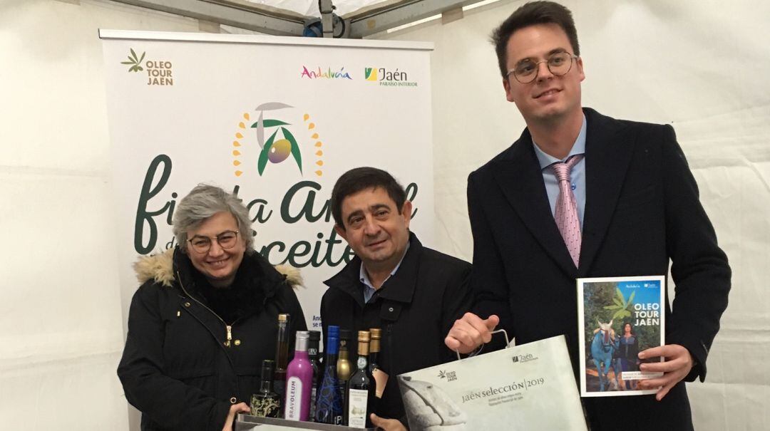 El diputado de Turismo, Fran Lozano, y el presidente de la Diputación de Jaén, Francisco Reyes, entregan los aceites Jaén Selección a la alcaldesa de Gijón, Ana González.