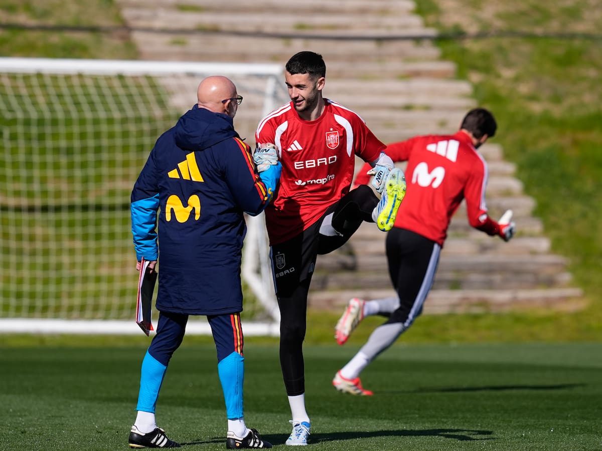 "El debate de la portería de la Selección es ficticio... Si De la Fuente lleva a Joan García es para reconocer su temporada"