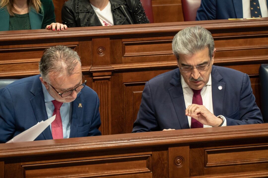 El presidente y el vicepresidente de Canarias, Ángel Víctor Torres y Román Rodríguez, en el debate de aprobación del presupuesto 