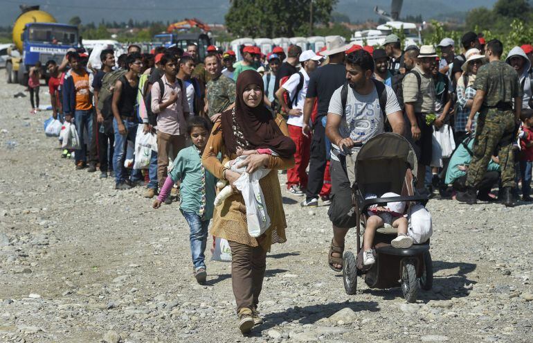 VAS04 GEVGELIJA (MACEDONIA) 25/08/2015.- Inmigrantes se disponen a subir a un tren en Gevgelija (Macedonia) hoy 25 de agosto de 2015. Las autoridades húngaras interceptaron el lunes a 2.093 personas que entraron en el país de forma ilegal, un fuerte aumen
