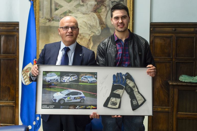 O presidente da Deputación de Ourense, Manuel Baltar, con Javier Pardo, campión de España de rally de terra, no Pazo Provincial. Javier Pardo, natural de Allariz, con tan só 20 anos, ten ás súas costas o título nacional