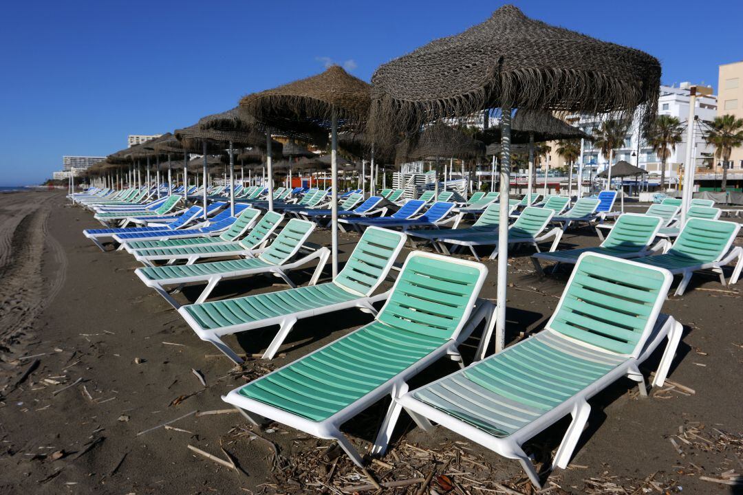 Hamacas vacías en la Costa del Sol