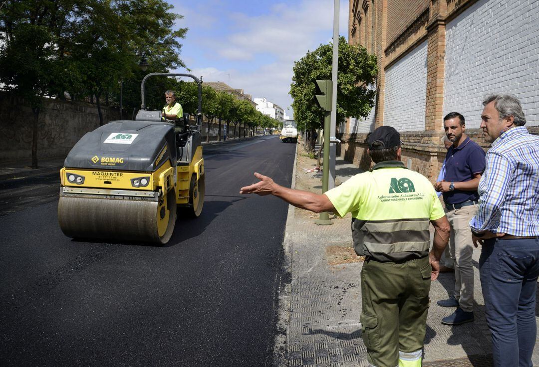 José Antonio Díaz, delegado de Urbanismo, visitando las obras en calle Arcos