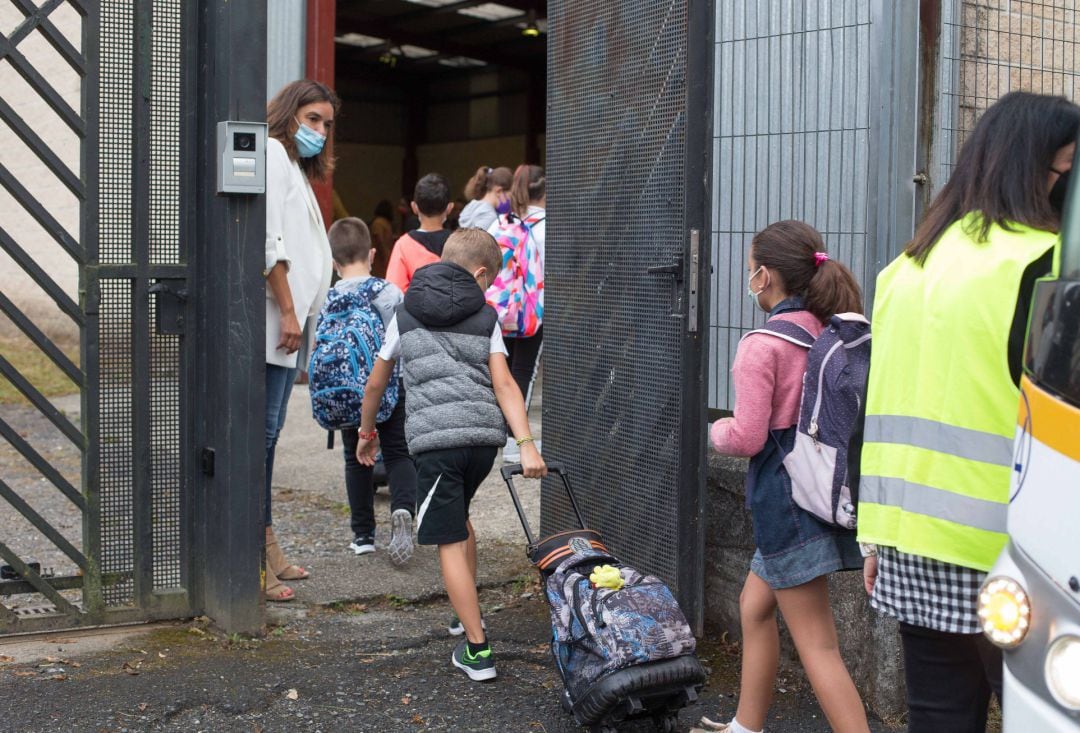 Niños a la entrada de un colegio en Lugo.