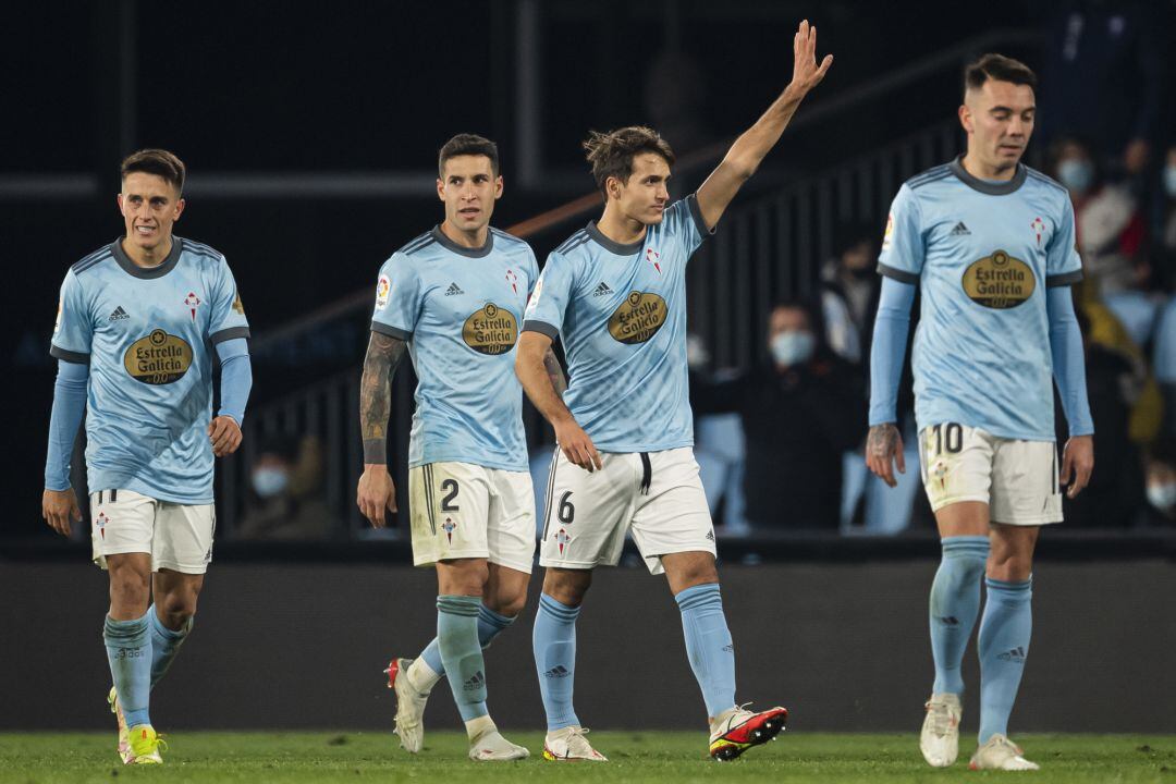 Denis Suárez junto a varios compañeros en el último partido del Celta en Balaídos