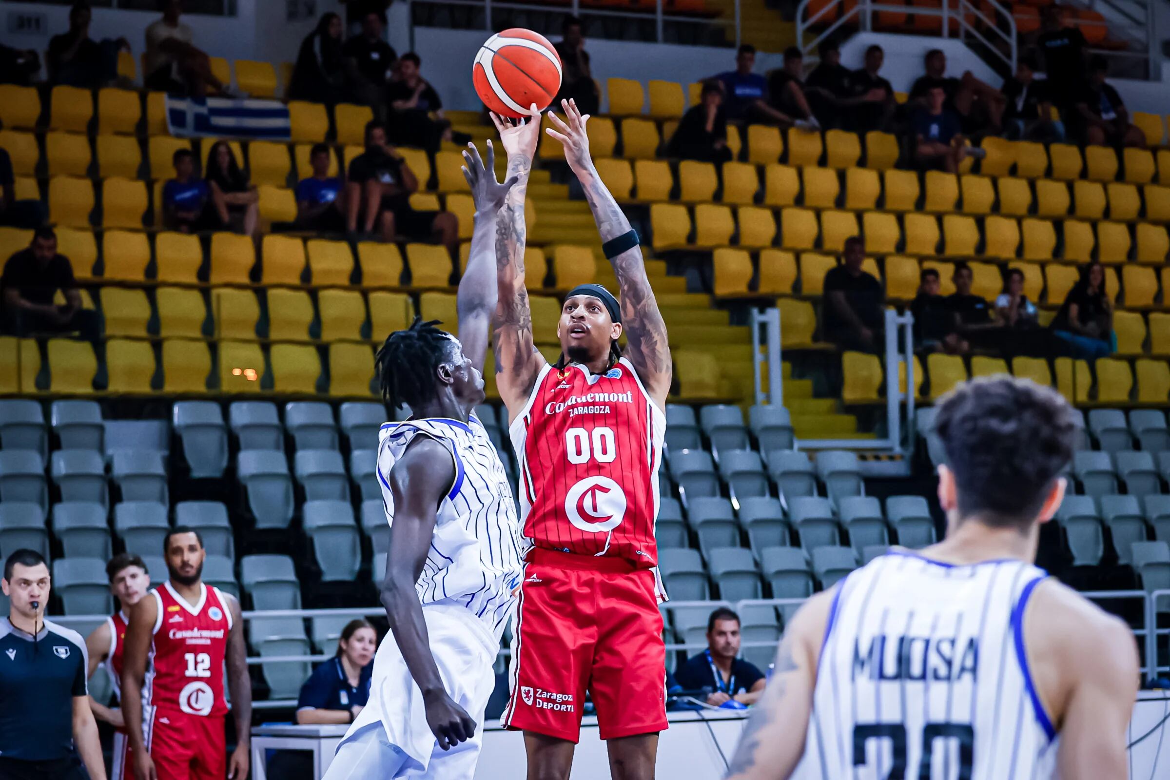 Robinson lanza a canasta en la cancha del Anorthosis Famagusta