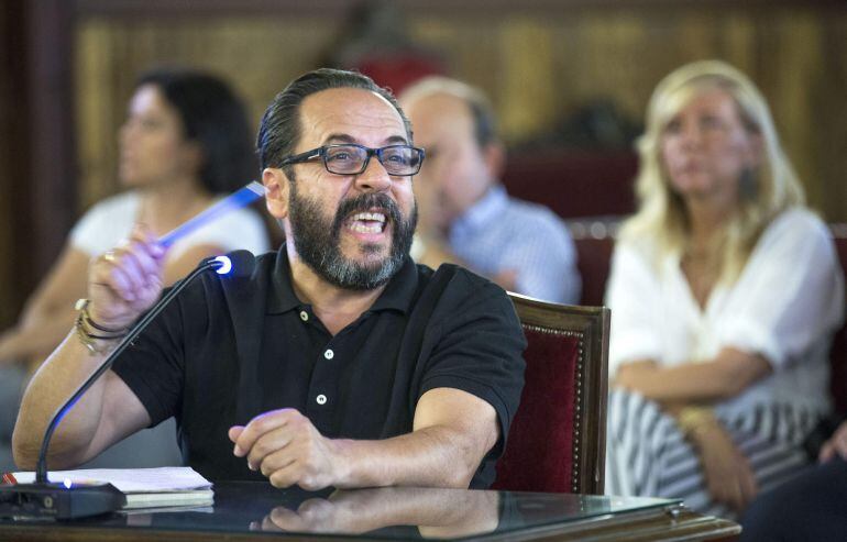 10/07/2015.- Álvaro Pérez &quot;El Bigotes&quot;, exresponsable de la empresa de la trama Gürtel Orange Market, durante su declaración esta mañana en el juicio por los contratos de la Generalitat con dicha red para el montaje de su expositor en la feria de turismo Fitur. EFE/Manuel Bruque.