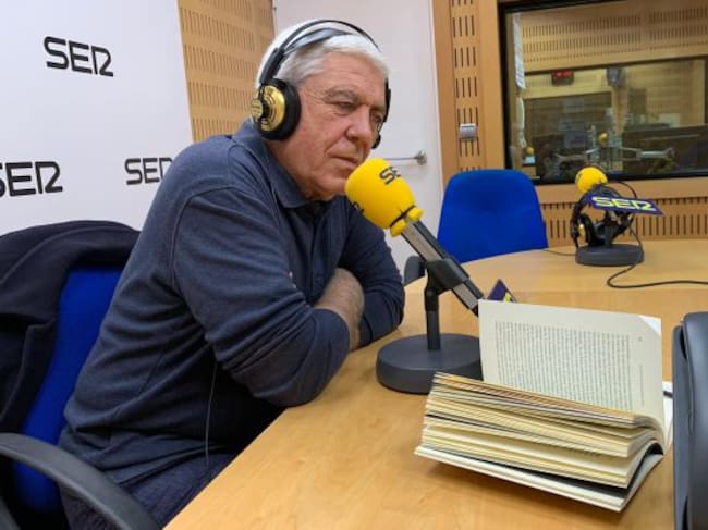 El médico de familia y habitual de A vivir salud, José Martínez, escucha con atención a Enrique Gavilán hablando de su libro: 'Cuando ya no puedes más. Viaje interior de un médico'.