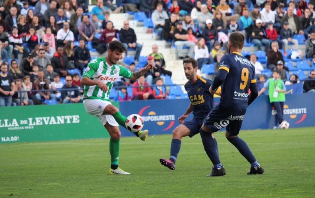 Titi (de espaldas) en busca de la disputa de balón