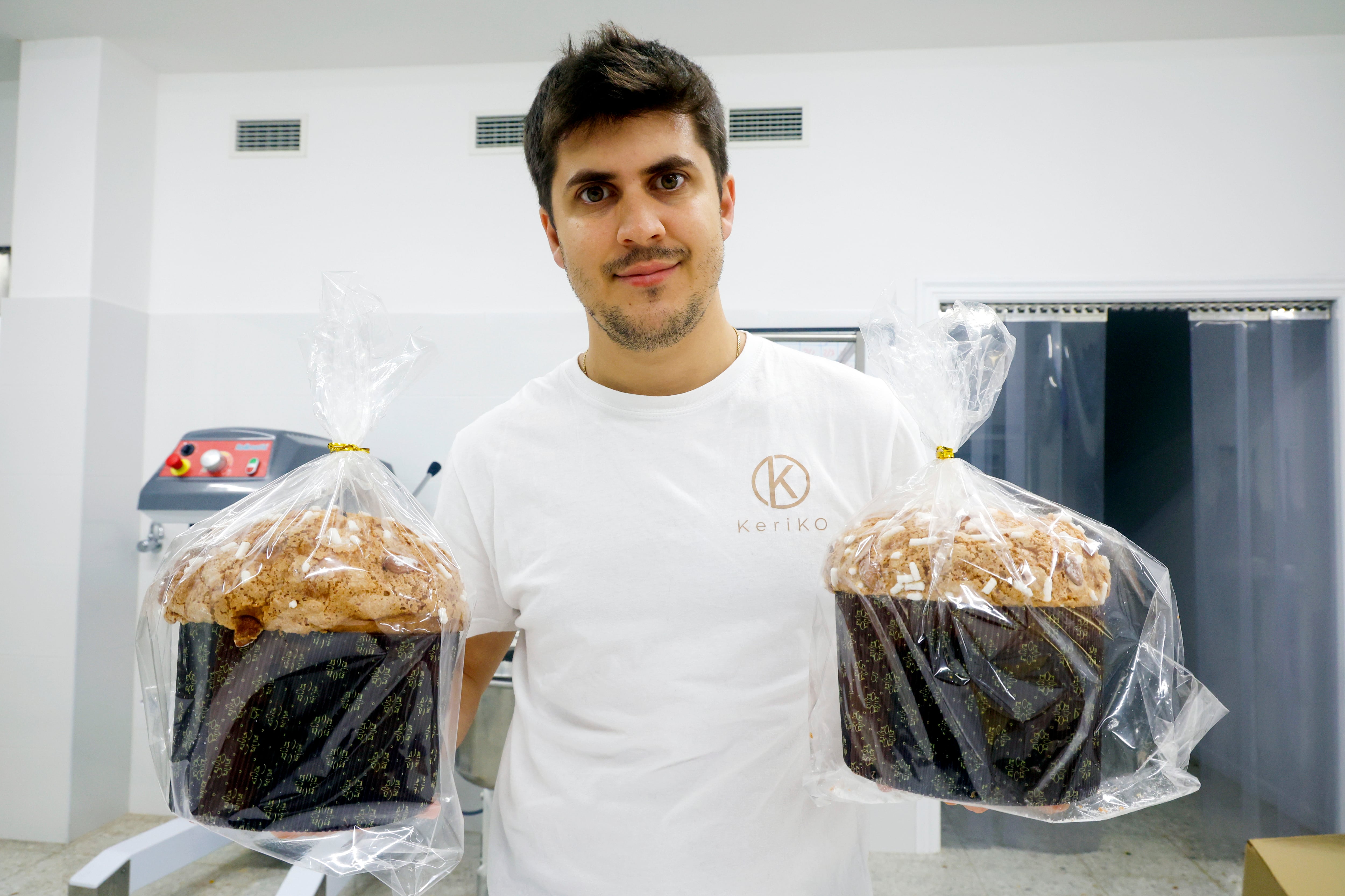 Santiago Yáñez, impulsor de KeriKO, con muestras del panettone que vende en sus pastelerías de Ferrol (foto: Kiko Delgado / EFE)