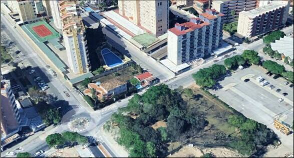 Parcela donde se va a construir el nuevo hotel en la Playa de Gandia.