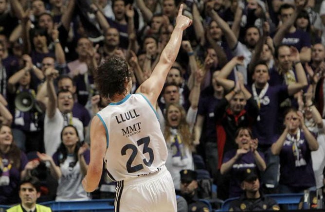 El base del Real Madrid Sergio Llull celebra una canasta durante el partido de la última jornada del &#039;Top-16&#039; de la Euroliga de baloncesto frente al Anadolu Efes.