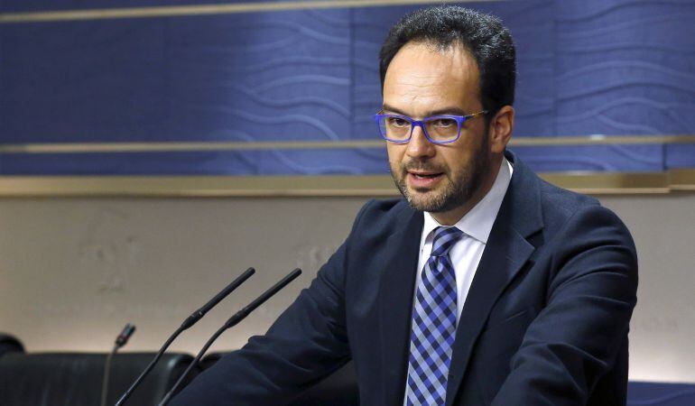 El portavoz socialista, Antonio Hernando, durante una rueda de prensa en el Congreso 