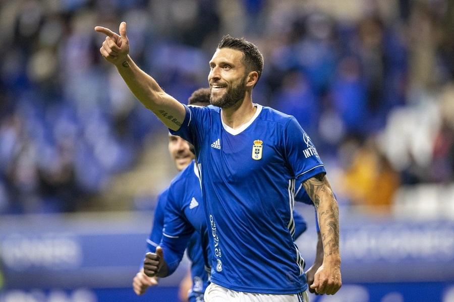 Borja Bastón celebra uno de sus goles en el Carlos Tartiere (Real Oviedo)