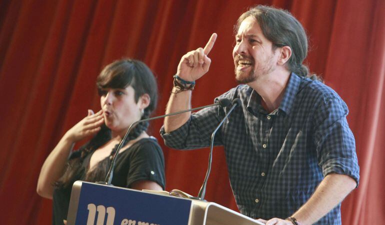 El líder de Podemos, Pablo Iglesias, durante el mitin celebrado hoy en A Coruña donde respaldó la candidatura de Luis Villares, de En Marea, a la presidencia de la Xunta de Galicia.