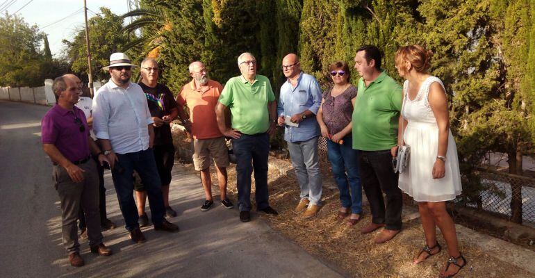 Los concejales del PSOE con los representantes vecinales del Pago de Juan Ramos.