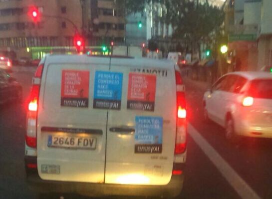 Furgoneta del Mercado Central con los carteles reivindicativos