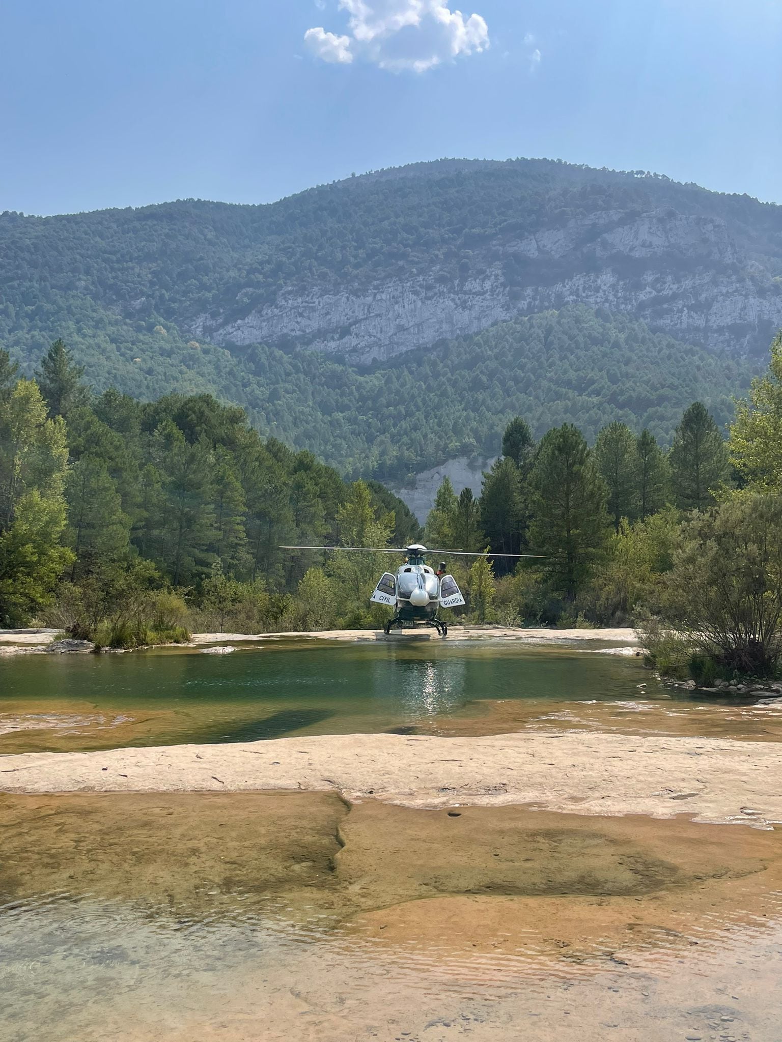 Un helicóptero rescató a una mujer con una luxación de hombre tras resbalarse en las pozas de las Salinas de Jaca (Peñas de Riglos)