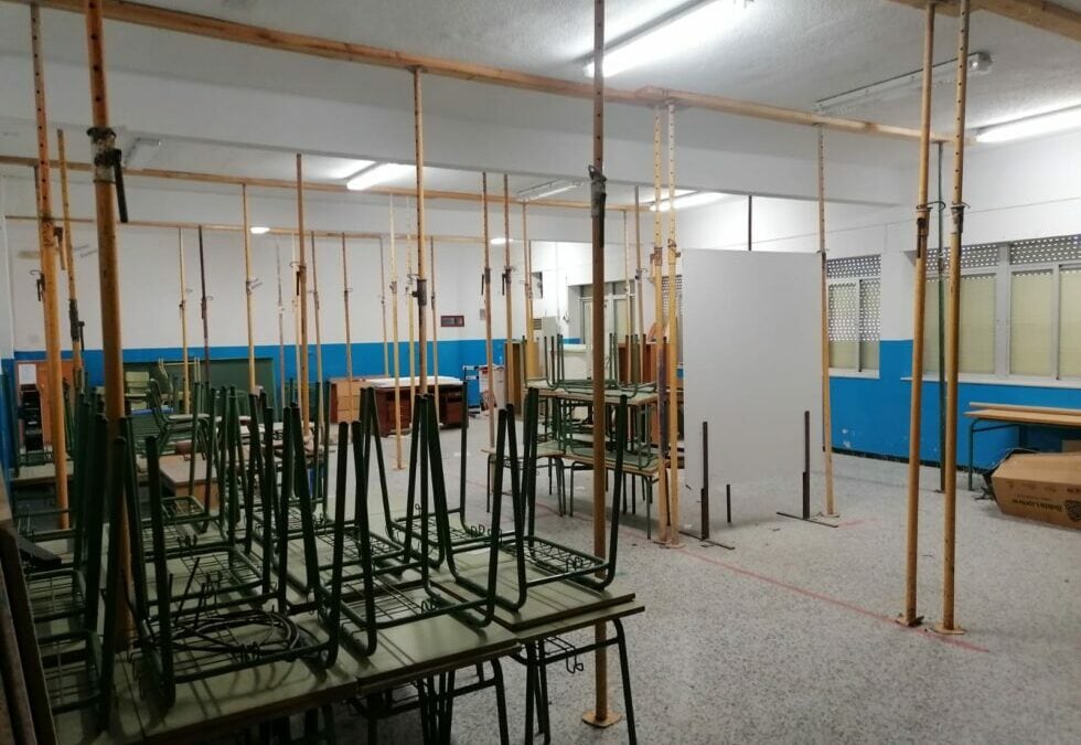 Aulas apuntaladas y cerradas del antiguo colegio