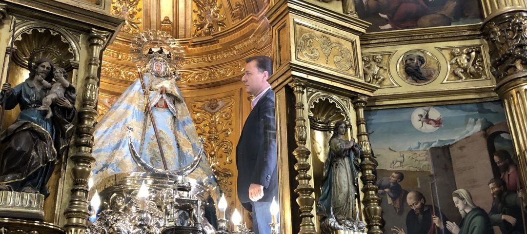 El alcalde de Albacete, Manuel Serrano, ante la imagen de la Virgen de los Llanos