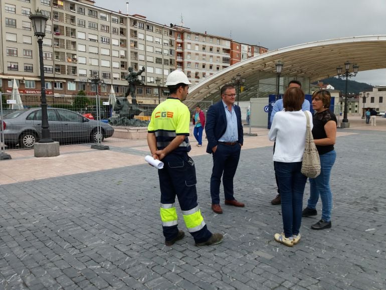 Los concejales Ana Rivas e Iván Álvarez, junto a responsables de la UTE encargada de las obras en la Losa de Renfe. Esta mañana, Oviedo