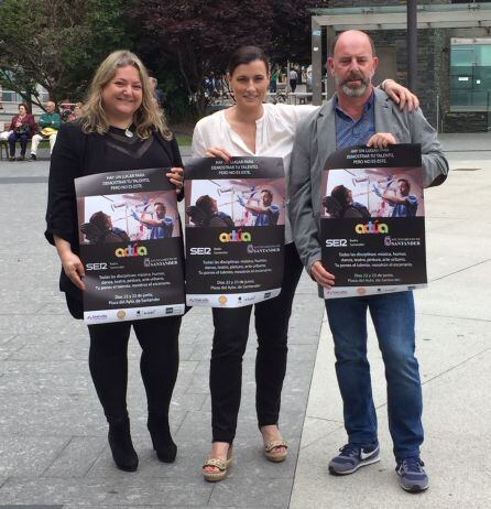 La alcaldesa de Santander, Gema Igual, flanqueada por la concejala de Dinamización Social, Lorena Gutiérrez, y el jefe de Programas de la Cadena SER en Cantabria, Luis Ángel Portugal.