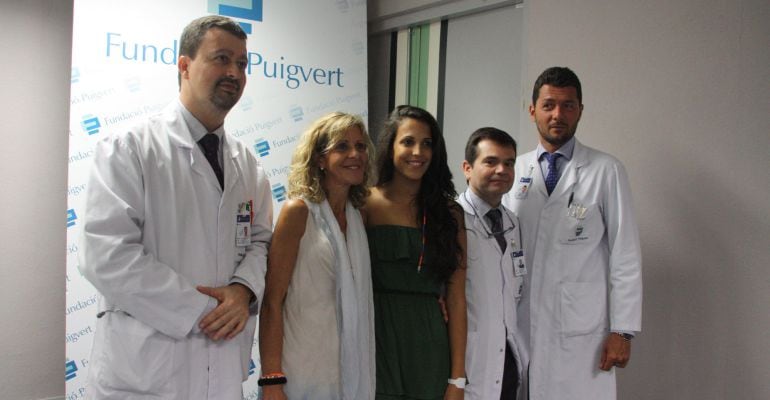 La paciente, al lado de su madre y con los médicos de la Fundación Puigvert que han hecho el primer transplante de riñón robotizado de Europa