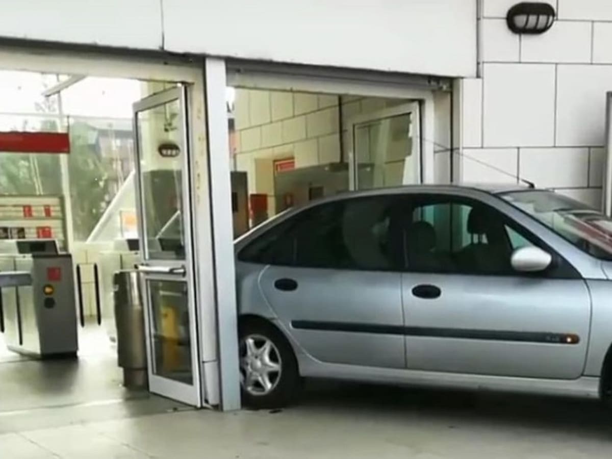 Se empotra contra la estación de Bidezabal