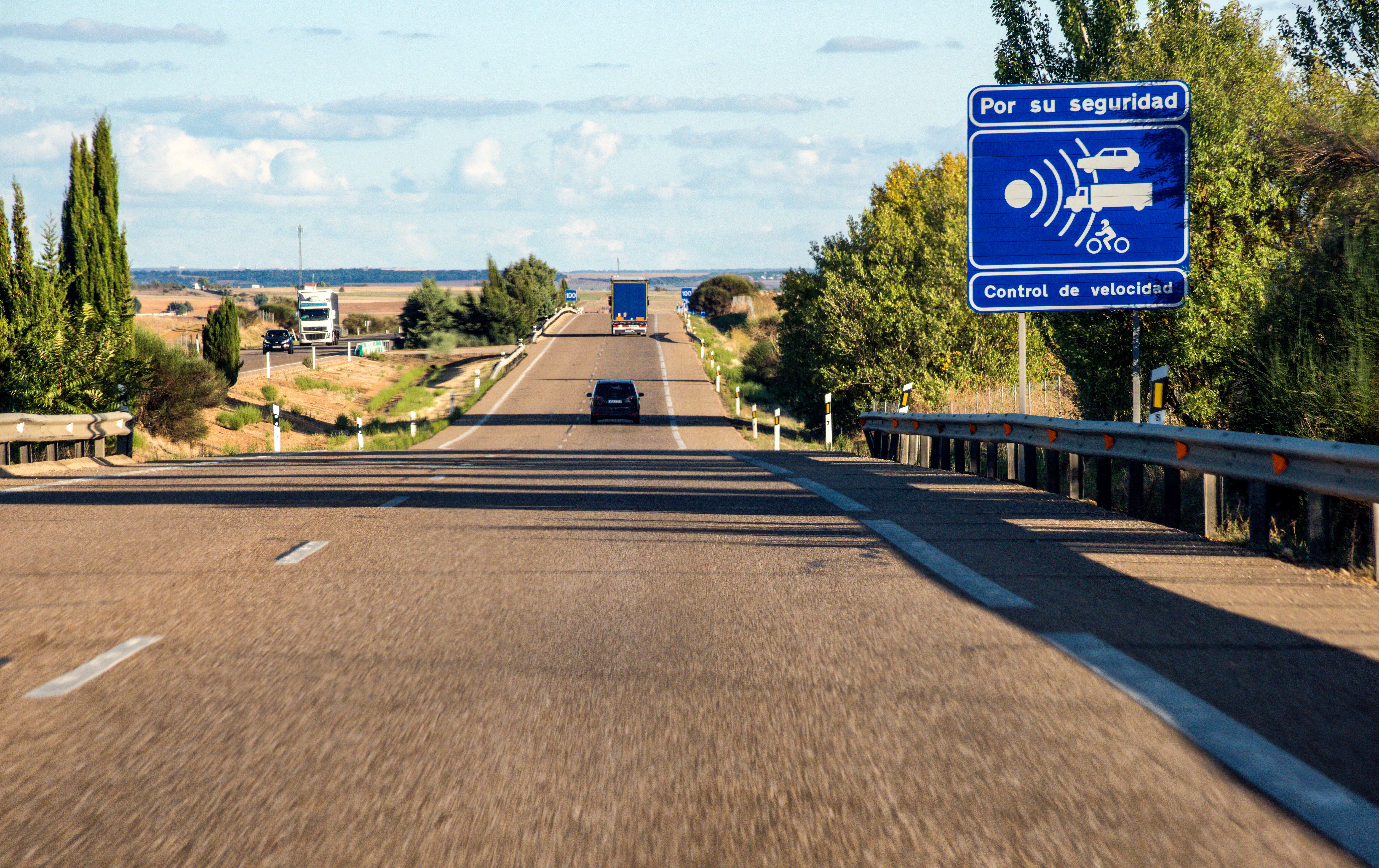 Un cartel azul anuncia un control de velocidad en una autovía española