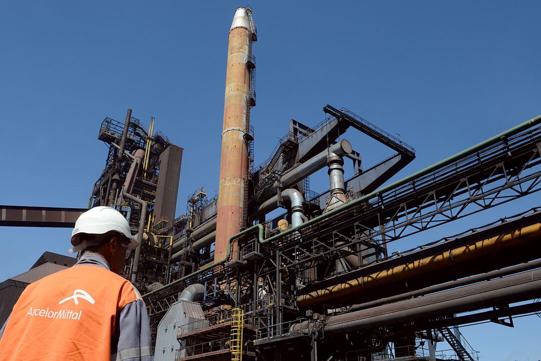 Un trabajador de Arcelor observa la factoría. 