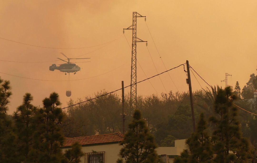 Un helicóptero colabora en los trabajos de extinción del incendio declarado en el municipio palmero de Garafía el pasado sábado. 