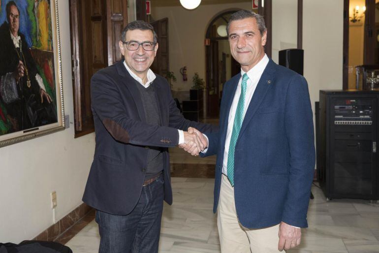 José Luján y Pedro Lozano, saludándose tras conocerse los resultados de la primera vuelta de las elecciones.