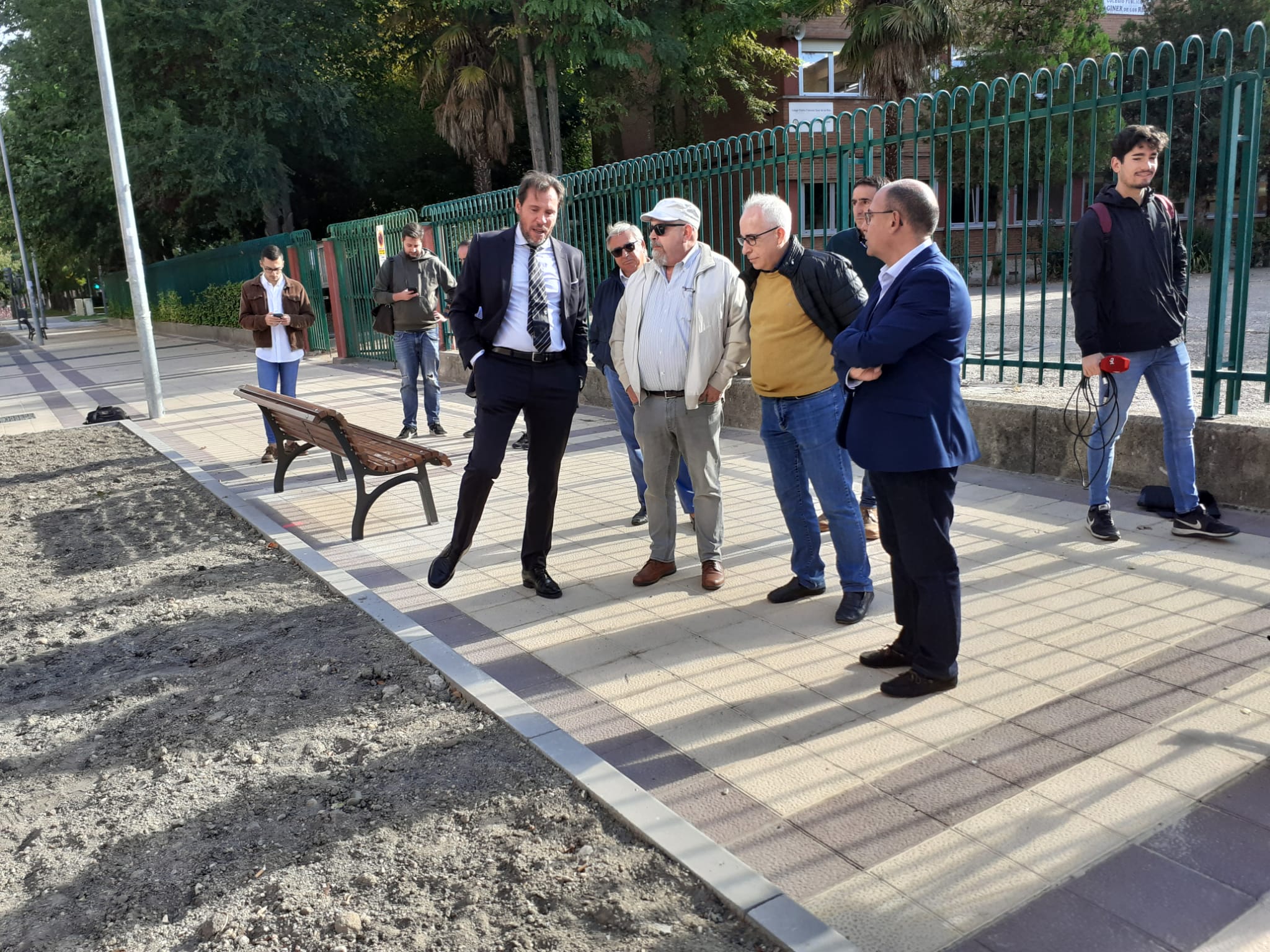 Óscar Puente visita las obras de la calle Rastrojo