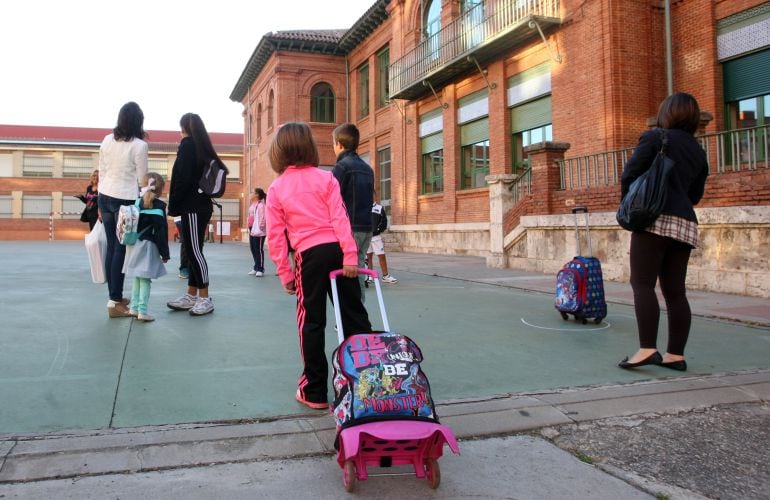 Una niña camina hacia el colegio 