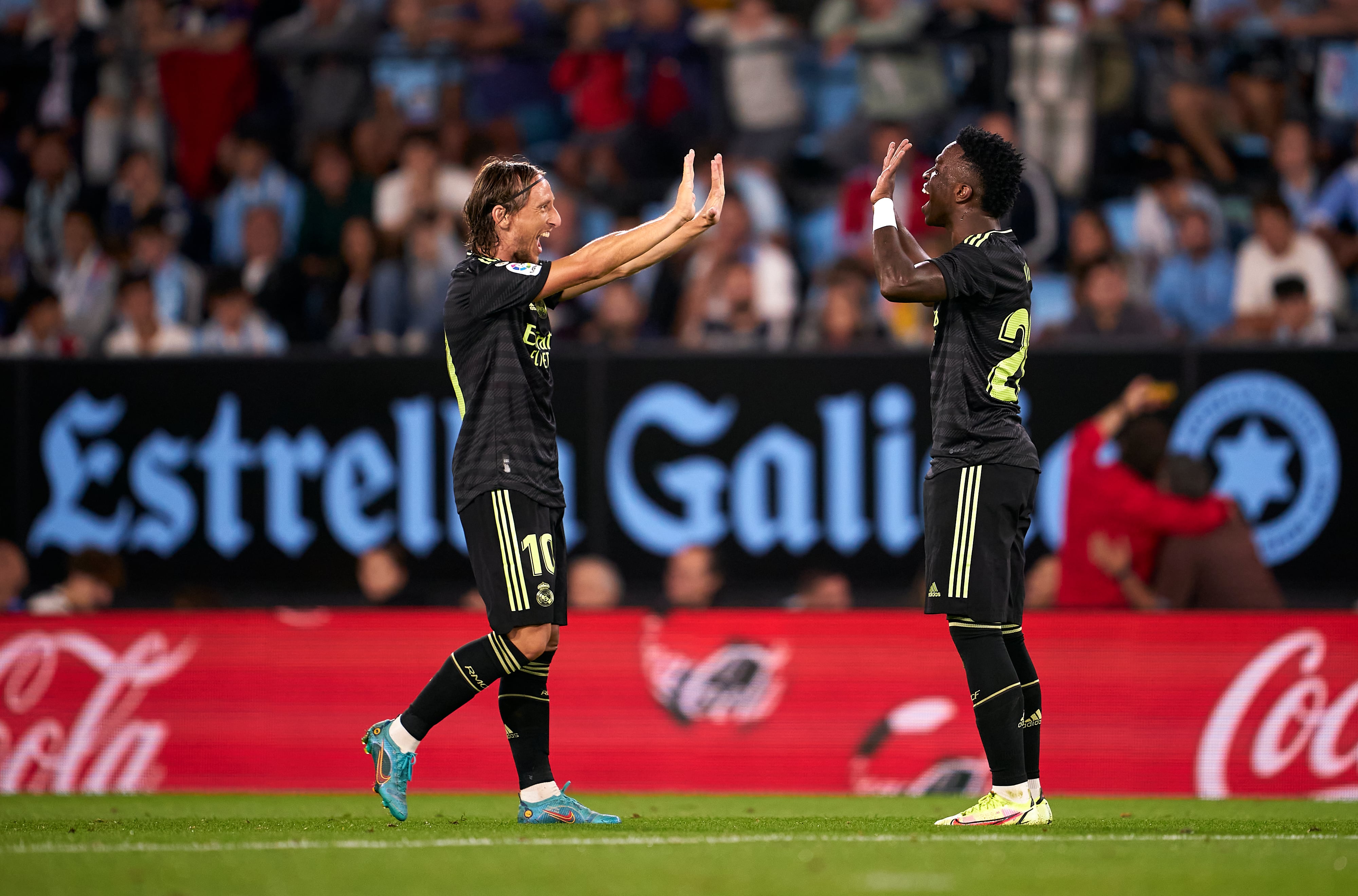 Luka Modric y Vinicius se chocan las manos después del tercer tanto madridista en Balaídos.